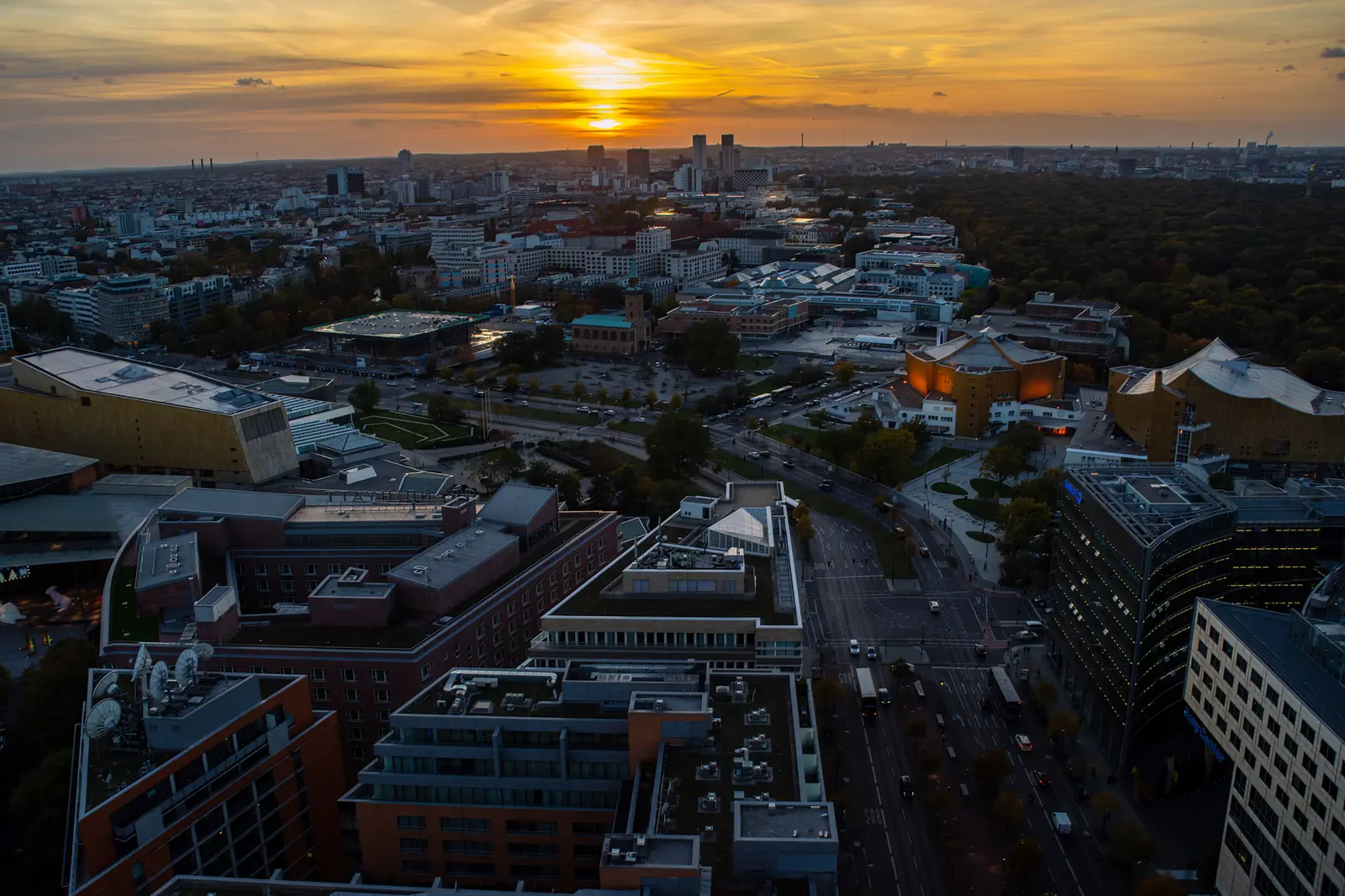 Abendlicht über den Dächern, die Sonne steht knapp über der Skyline.