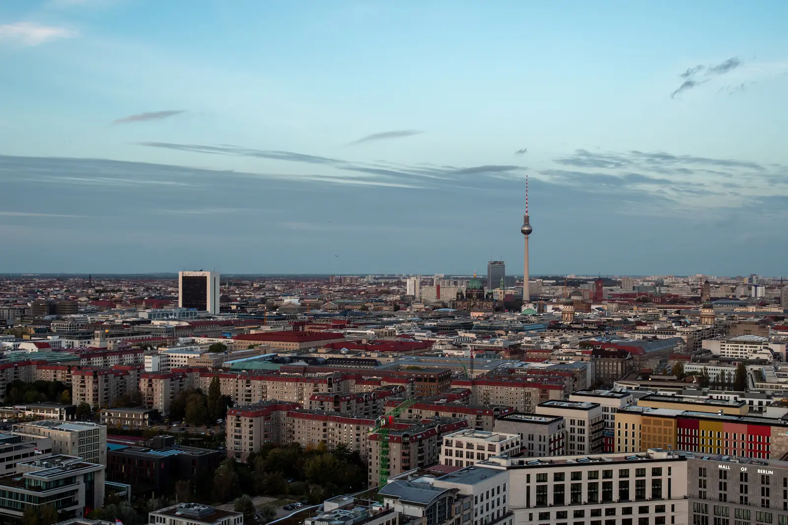 Stadtpanorama am Tag, am Horizont der Fernsehturm.